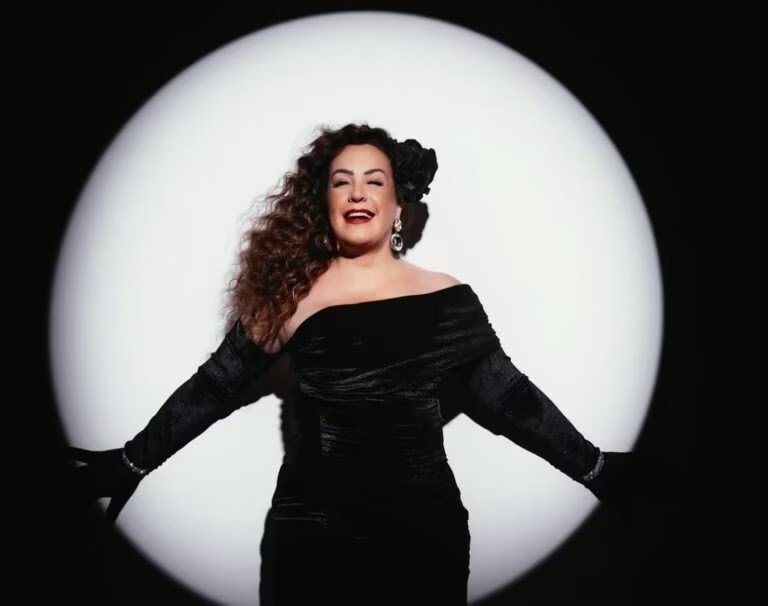 Show Emocionante! Gina Garcia Presta Homenagem a Gal Costa em São Paulo