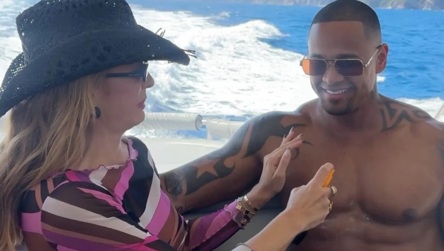 “Deixa Ela!” Léo Santana Exibe Tanquinho Bronzeado com Ajuda de Lore Improta