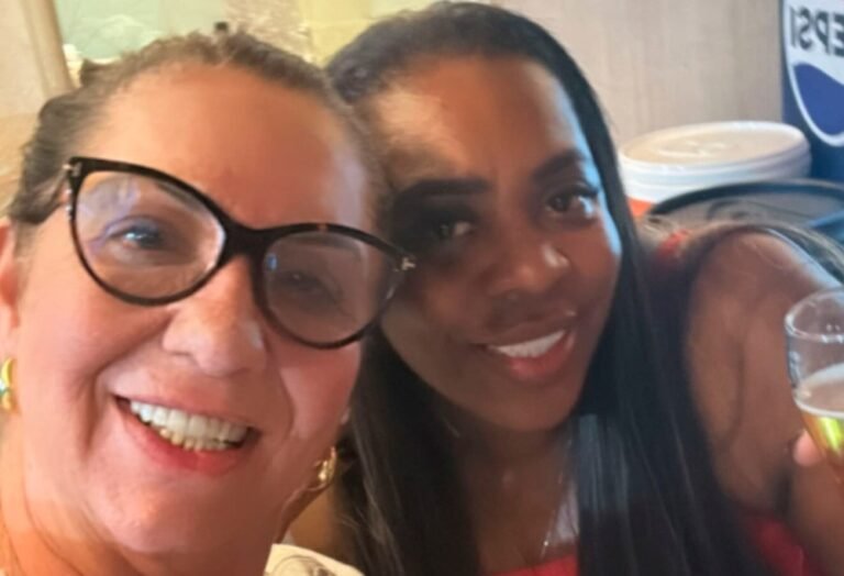 Clique! Mãe De Virginia Fonseca Posa Com Mãe De Vini Jr.