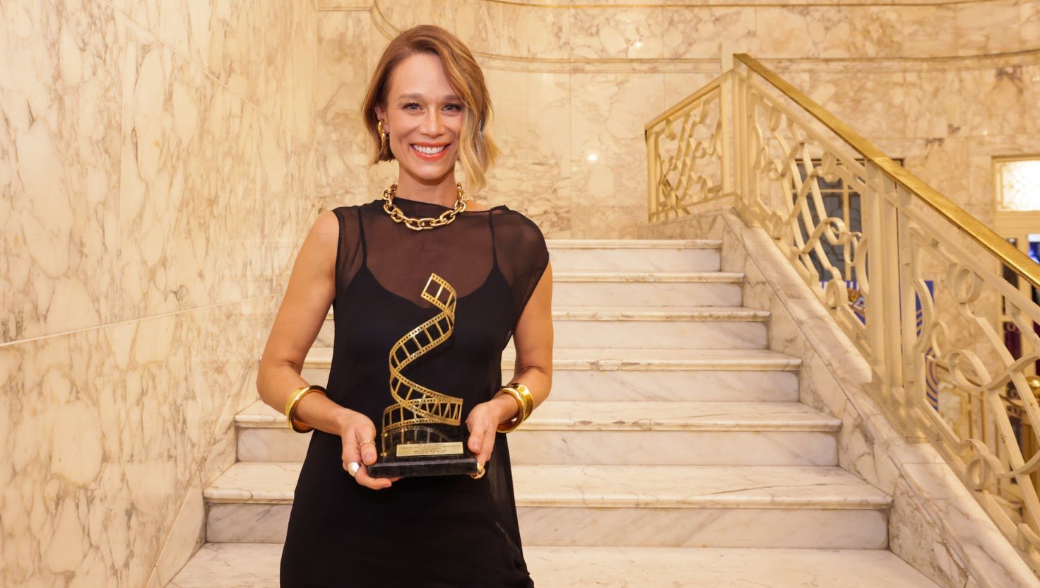 Celebridade Em Destaque! Mariana Ximenes Recebe Homenagem No Cine Ceará