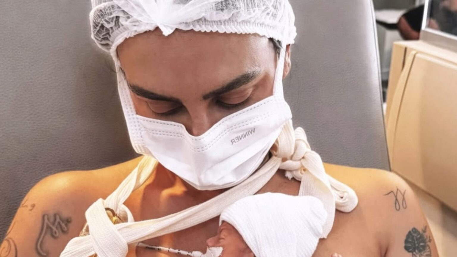 Clara Maia Segura Gêmeo Prematuro Pela 1ª Vez Após Perda De Bebê