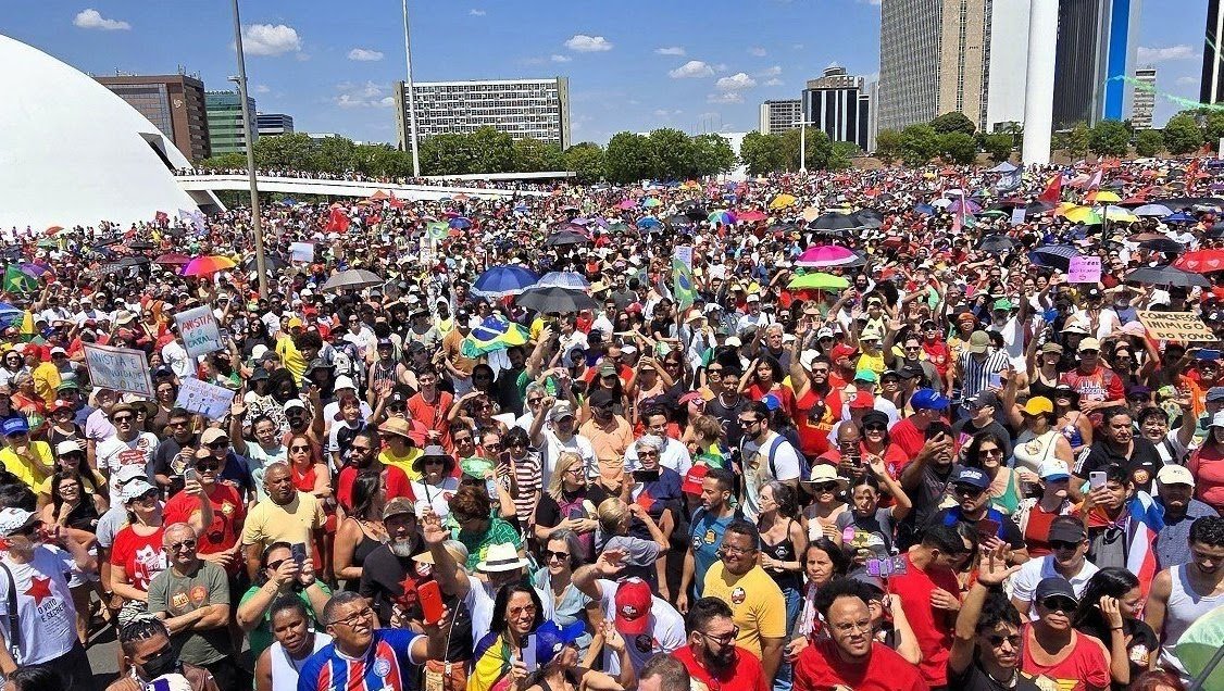 Ruas do País Tomadas por Manifestantes Contra Anistia e PEC da Blindagem