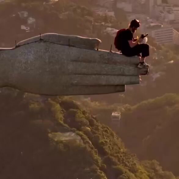 Homem Invade Cristo Redentor E Salta Da Mão Do Monumento – Crime Contra Patrimônio Cultural