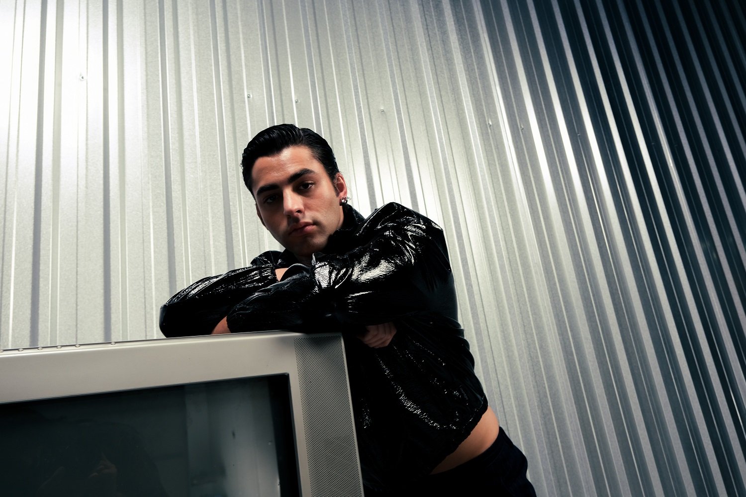 Bomba no Pop! Lucas Pretti Lança Seu Primeiro Álbum “Cara Ideal” e Surpreende Fãs Com Músicas Viciantes