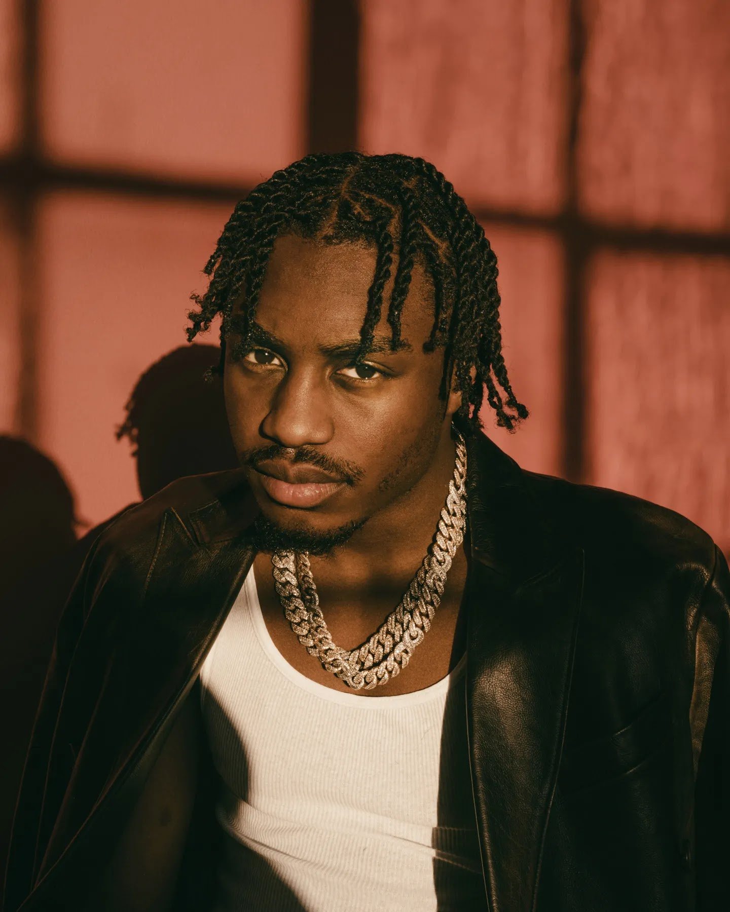 Lil Tjay’s Applebee’s Takeover: Rap Phenom Spits Fire at Chain Diner – Viral Dinner Show Chaos