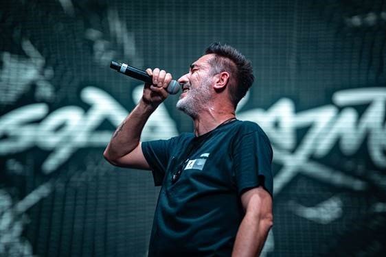 Fan Lands Cigarette Perfectly in Sagopa Kajmer’s Mouth at Concert