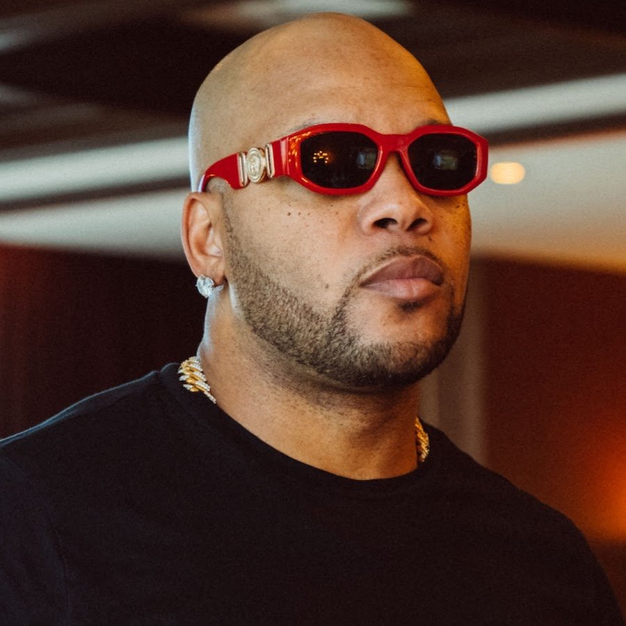Flo Rida Pranks Fans as Security at Prague Concert