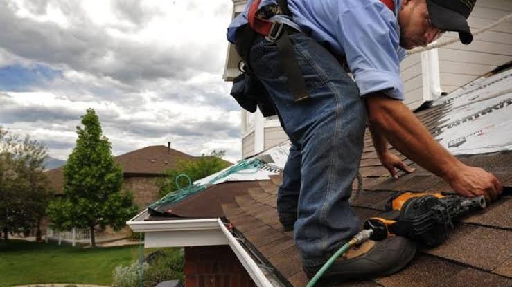 Roofers Turn Shingle Job into Wild Rooftop Brawl
