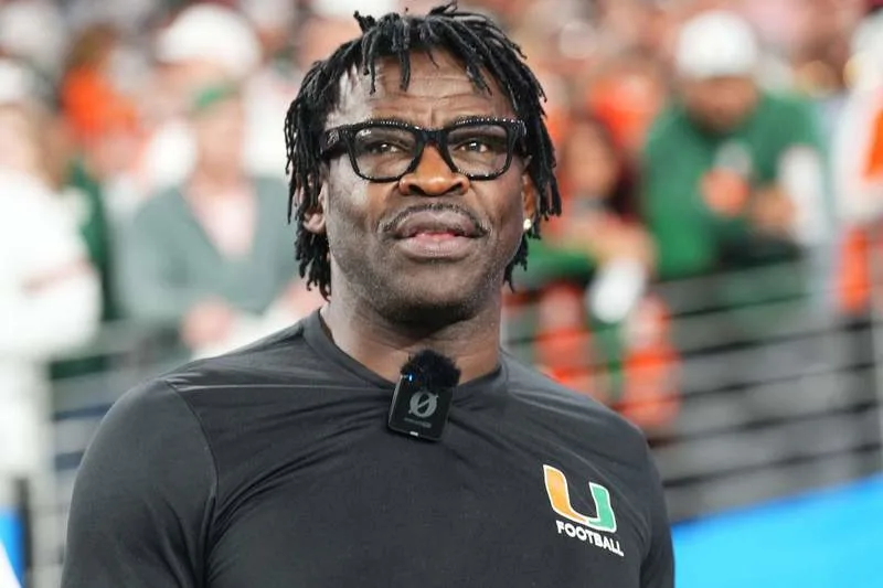 Michael Irvin’s Stressed Sideline Expression Sparks Fan Jokes During Miami Victory