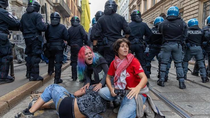 Milan Riots Spark Looting of Shops and Clashes Near Cathedral with Over 200 Arrests Mostly Minors