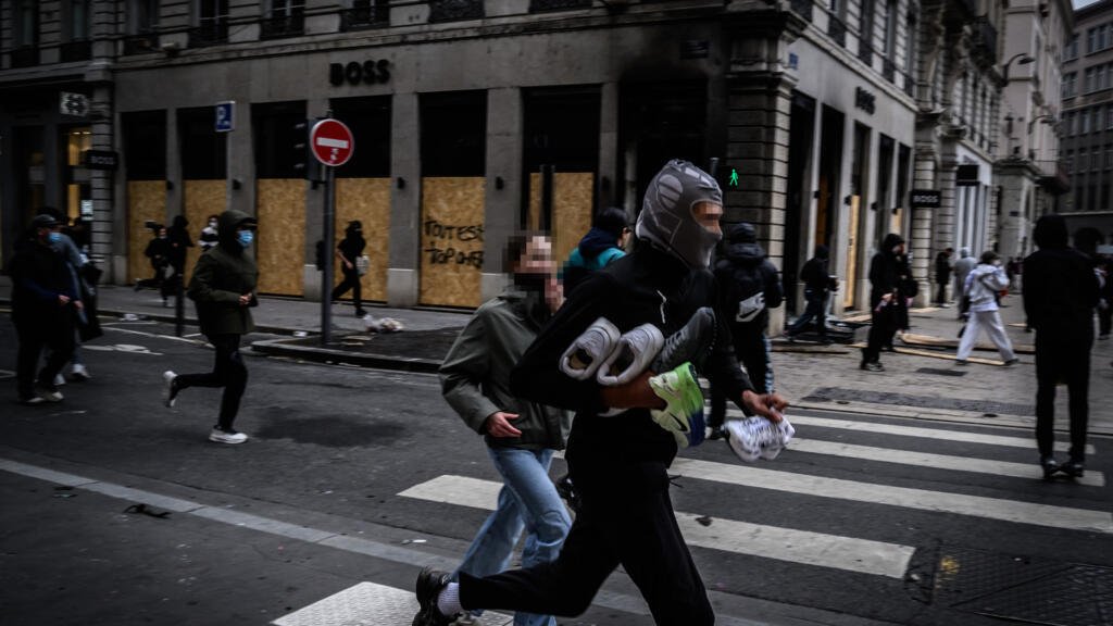 French Woman Pleads with Looters During Chaotic Anti-Government Protests